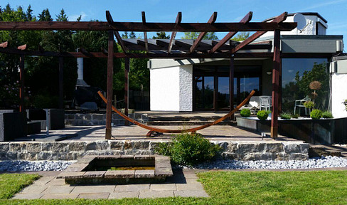Detached house with granny apartment in prime location, swimming pool, fireplace, air conditioning