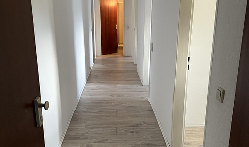 **Ohne Provision**Freie Wohnung im Erdgeschoss, 4 Zimmer, Garage, Keller und, und... und