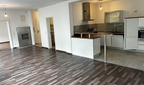 Moderne und helle 2 Zimmer-Wohnung mit EBK und Stellplatz