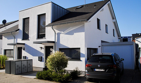 As good as new DHH built in 2021. Modern, energy-efficient & ready to move in immediately!