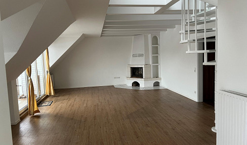 Spacious top floor apartment 130sqm near the train station. Buchholz city center.