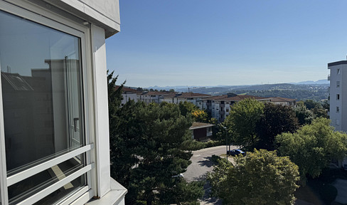 Fantastischer Weitblick | Renovierte 2,5 Zimmer Wohnung