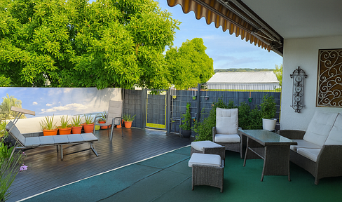 Large detached house with a separate apartment – ideal for living, a professional practice, or a home office.