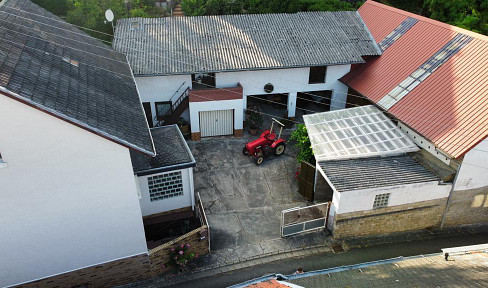 Interesting farmstead - three-sided courtyard