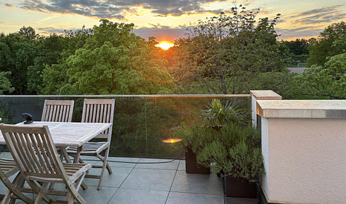 Beautifully located, bright and quiet 4-room penthouse apartment Bonn