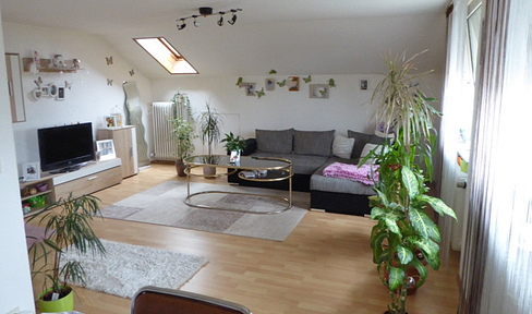 Helle und geräumige 2-Zimmer-Dachgeschosswohnung mit viel Stauraum und Einbauküche