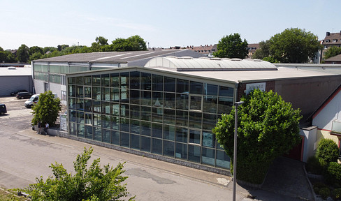 Gewerbehalle mit Bürogebäude