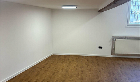 Modern, freshly renovated 2.5-room apartment incl. fitted kitchen - approx. 75 sqm