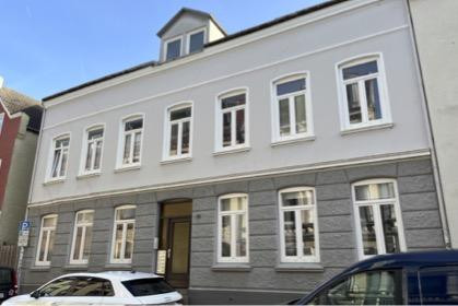 Frisch renoviert! Zentrale 2-Zimmer-Dachgeschoss-Wohnung mit Einbauküche in Flensburg