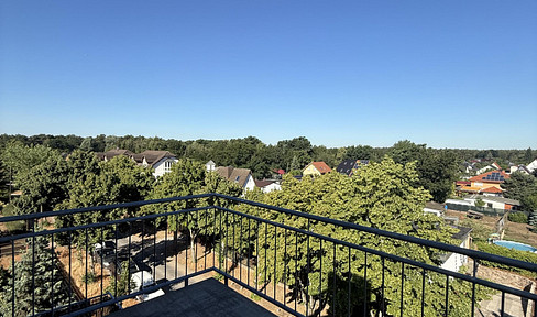 Space & views: 4-room penthouse (111 m²) with balcony & parking space - centrally located in Ludwigsfelde