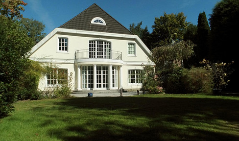Grand villa located at the end of a cul-de-sac near the Elbe river in Othmarschen.