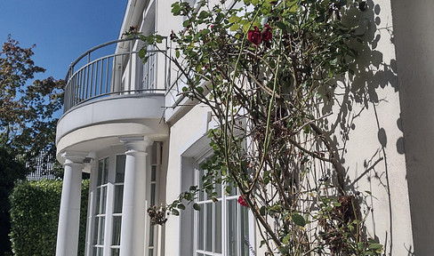 Grand villa located at the end of a cul-de-sac near the Elbe river in Othmarschen.