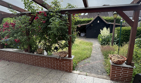 Mid-terrace house, heating from 2018, available immediately