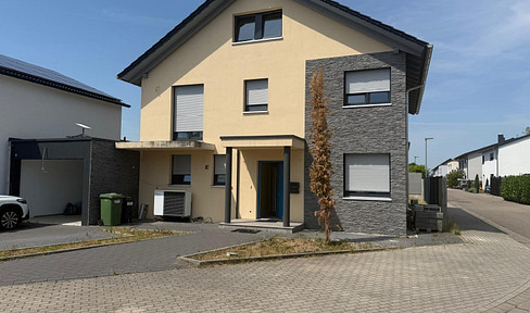 Well-maintained house with 208 square meters, 6 rooms, and parquet flooring, located in Karlsruhe.