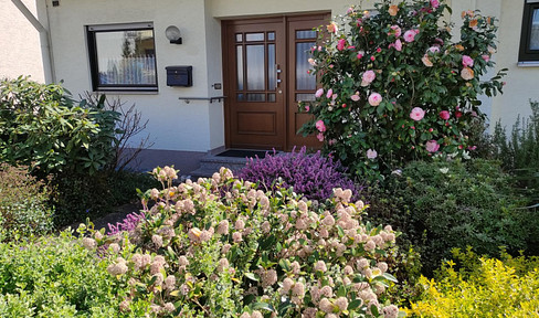 EFH, well-maintained, commission-free, in a quiet location with magnificent distant views