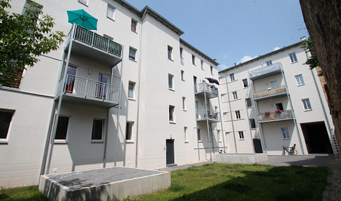 Modern 3-room apartment in a quiet rear building with balcony