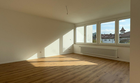 First-time occupancy after complete refurbishment: 3.5-room apartment with high-quality furnishings and green views