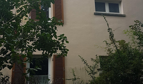 Doppelhaushälfte zentral, und doch im Grünen