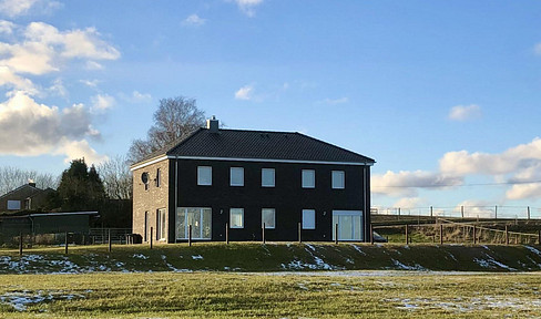 Detached house with granny apartment - plot can be extended (building land, pasture land & hall possible)