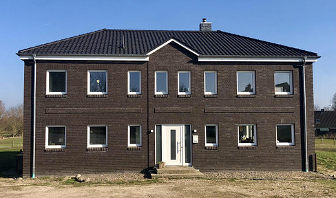 Modernes Landanwesen (Bj. 2021) mit Wohnhaus, Halle, Bauland und ca. 4 ha Land