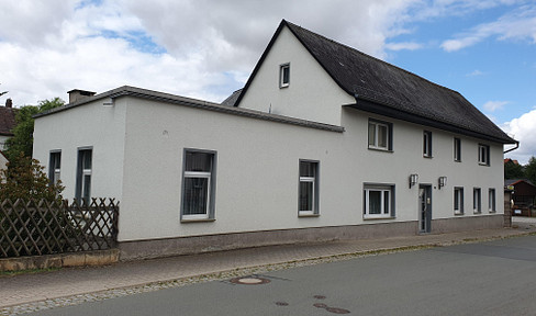 Mehrfamilienhaus mit gepflegtem Garten