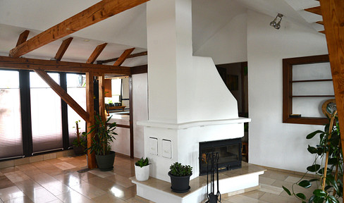 Light-flooded top-floor apartment with fireplace and 2 balconies