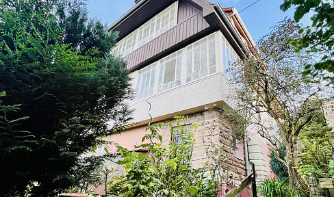 Schönes 2-Familienhaus mit zwei weiteren Zimmern im Gartengeschoss und ausbaufähiges DG!
