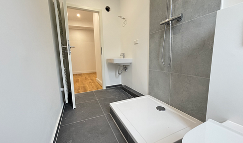 FREE OF PROVISION: High-quality renovated 2-room apartment with balcony in a central location