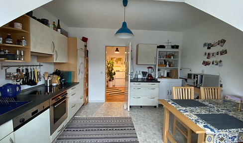 From private: Quiet, bright top-floor apartment with good transport connections