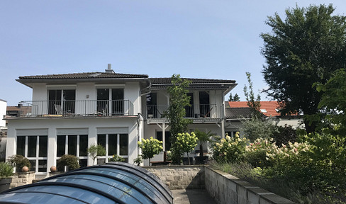 Helles Haus mit großer Einliegerwohnung auf Parkgrund