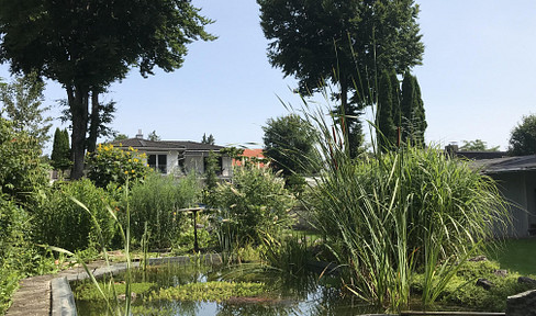 Sunny house with large apartment on parkland