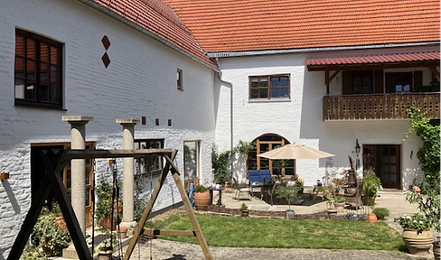 Attractive four-sided farm with a variety of options for living with horses or animals