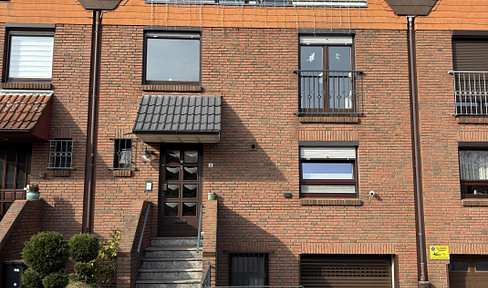 Top renovated mid-terrace house in a great location - with underground parking and garden - from private owner