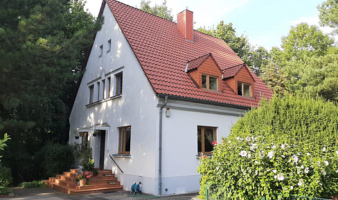 Dream home in prime location in Frankfurt (Oder) with large garden, sauna & pond