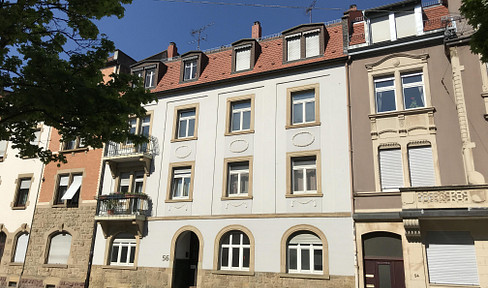 ALTBAUCHARME! Sanierte 2 ZKB mit neuwertiger Einbauküche und Balkon nahe HBF!