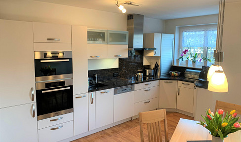 Right next to the city park - ready to move in - upscale furnishings