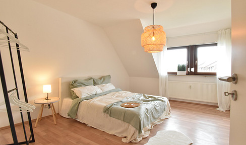 Spacious, vacant 2.5-room apartment with 33 sqm living space, 2nd floor (attic), garage, commission-free!