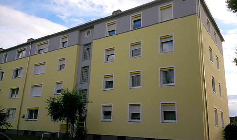 renov.bedürft. 3,5-Zi-Whg mit Balkon und EBK samt sep. DG-Whg. im Rohbau, in freundl. MFH in HN