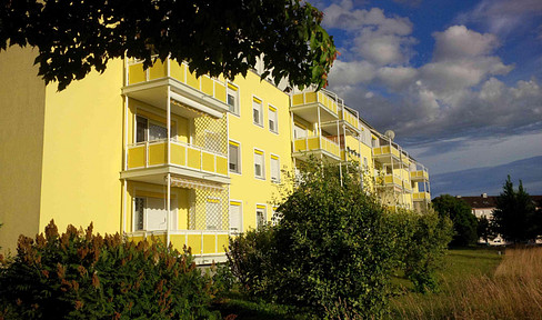 3.5-room apartment with balcony + fitted kitchen and additional attic rooms + bathroom in unfinished state, located in a pleasant multi-family house in Hanover.