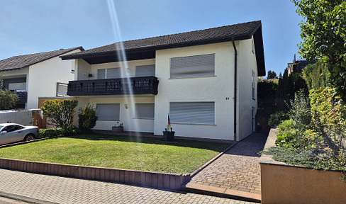 Detached house with a separate apartment, conservatory, garage, and a beautiful garden, all on a 708 square meter lot.