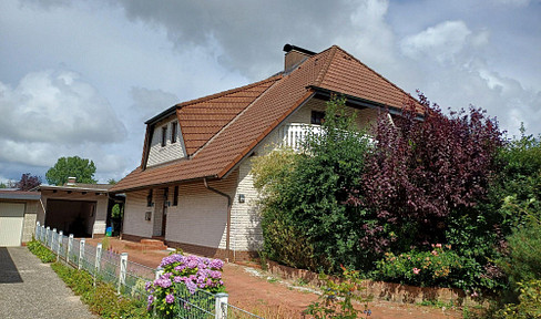 Semi-detached house with full basement for sale in Kremperheide
