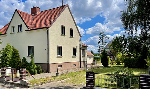 Charming semi-detached house with large garden in sought-after location