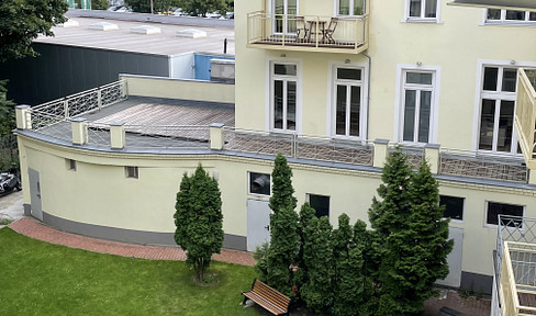 Ready-to-occupy and provisionally free old building apartment with large sunny roof terrace on the northern edge of Prenzl Berg