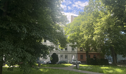 First occupancy after refurbishment, prime location, age-appropriate exclusive 3-room apartment in an old building by the park