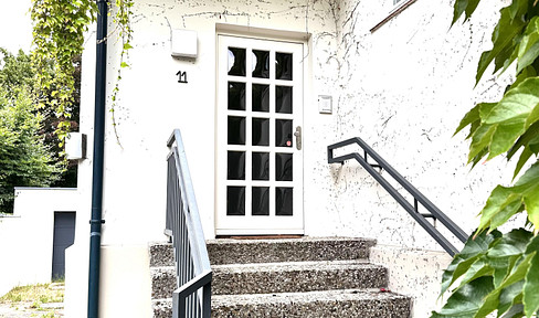 von PRIVAT: Exkl., sonnige „Haus-im-Haus“-ETW, beste Villenlage Zentrum