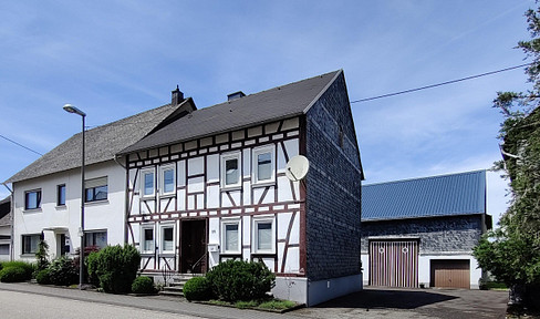 Exceptional property - 2 residential houses and farm buildings on a large plot of land