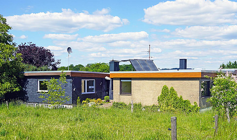 Double bungalow with lots of land and small stable