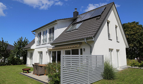 Modern and bright house near the Baltic Sea - south-west facing - commission-free