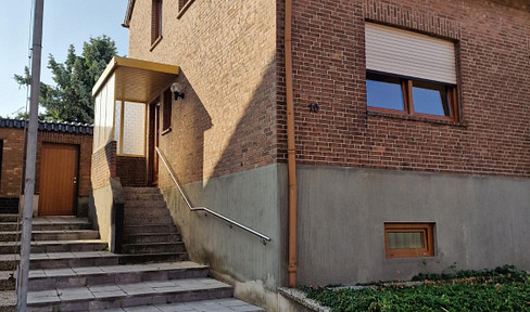 Spacious semi-detached house with a large garden, located in a quiet area of Düren-Merken – available from November 1st, 2026.