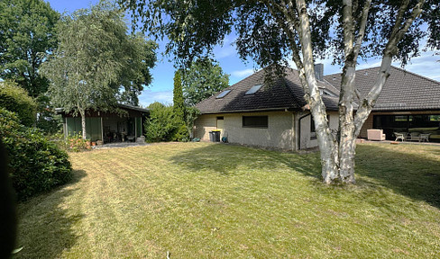 Versatile bungalow with 2 living units.